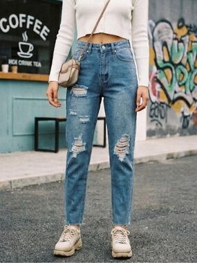 NWT High Rise Destroyed Raw Hem Mom Jeans Size 4